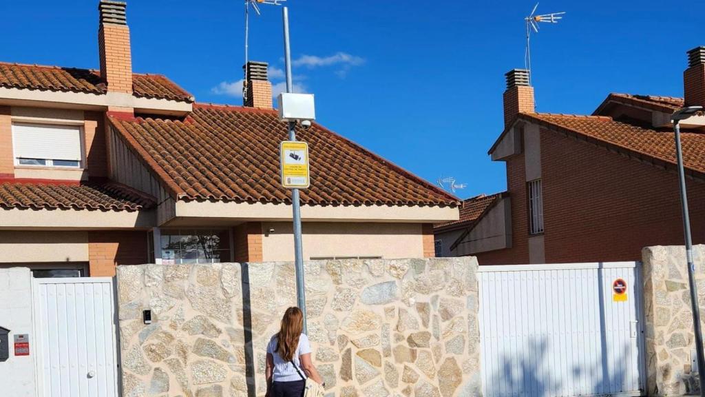 Ana Arias, la alcaldesa de Fresno de Torote, junto a una de las cámaras instaladas.