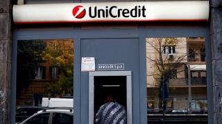 Una persona utiliza un cajero de UniCredit.