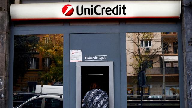 Una persona utiliza un cajero de UniCredit.