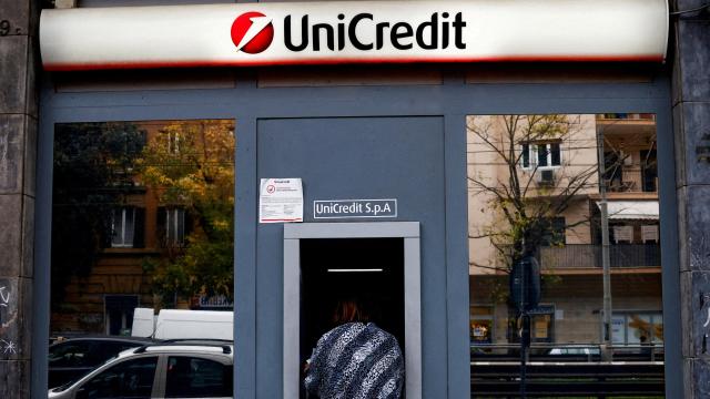 Una persona utiliza un cajero de UniCredit.