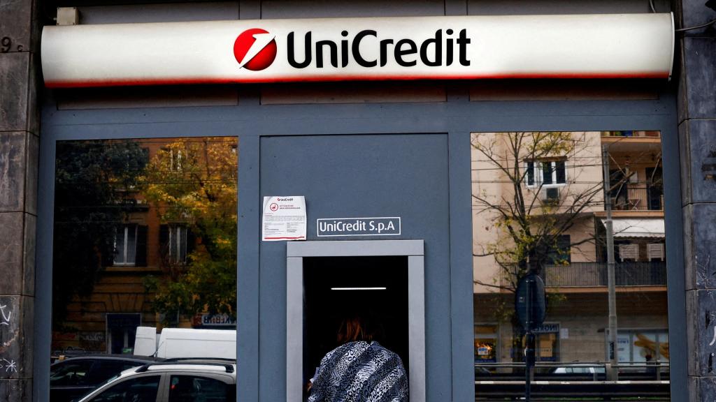 Una persona utiliza un cajero de UniCredit.