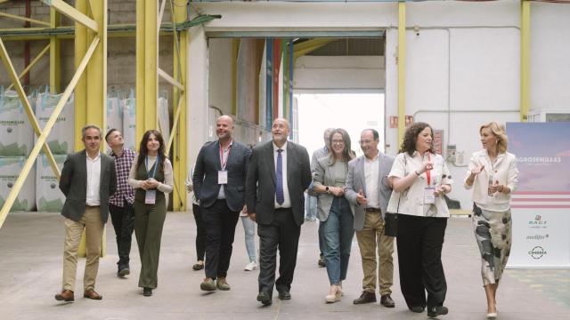 Responsables de Agrosemillas y autoridades durante su visita a las instalaciones.