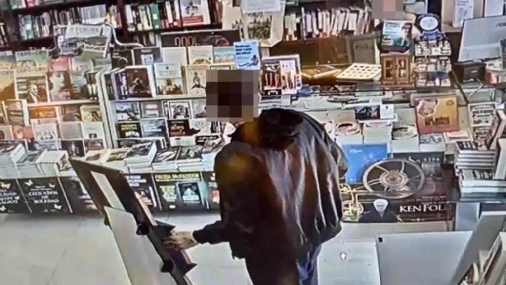 Imágenes del robo de la librería Arenas de A Coruña