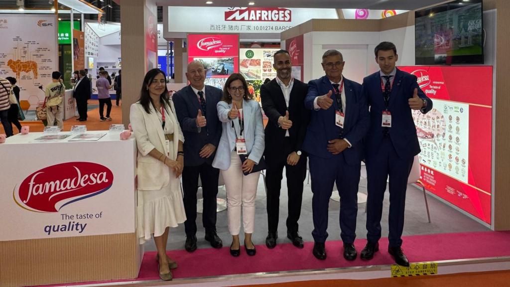 Guillermo Beltrán (en el centro de la imagen), con Elena Busutil y Manuel García, entre otros.