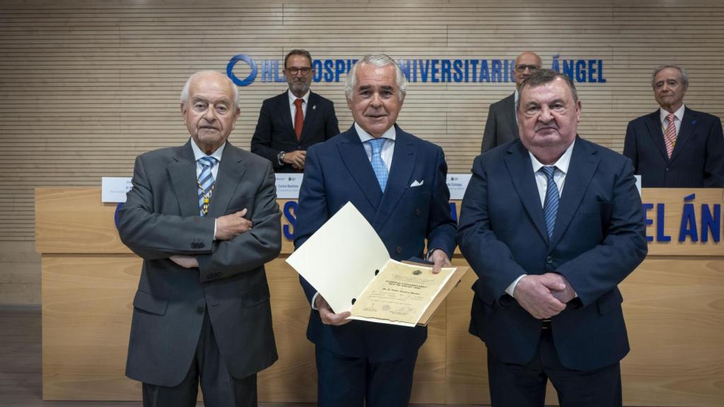 El doctor Pedro Navarro recogiendo el premio.