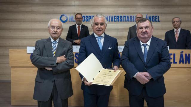El doctor Pedro Navarro recogiendo el premio.