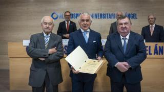 El doctor Pedro Navarro recogiendo el premio.