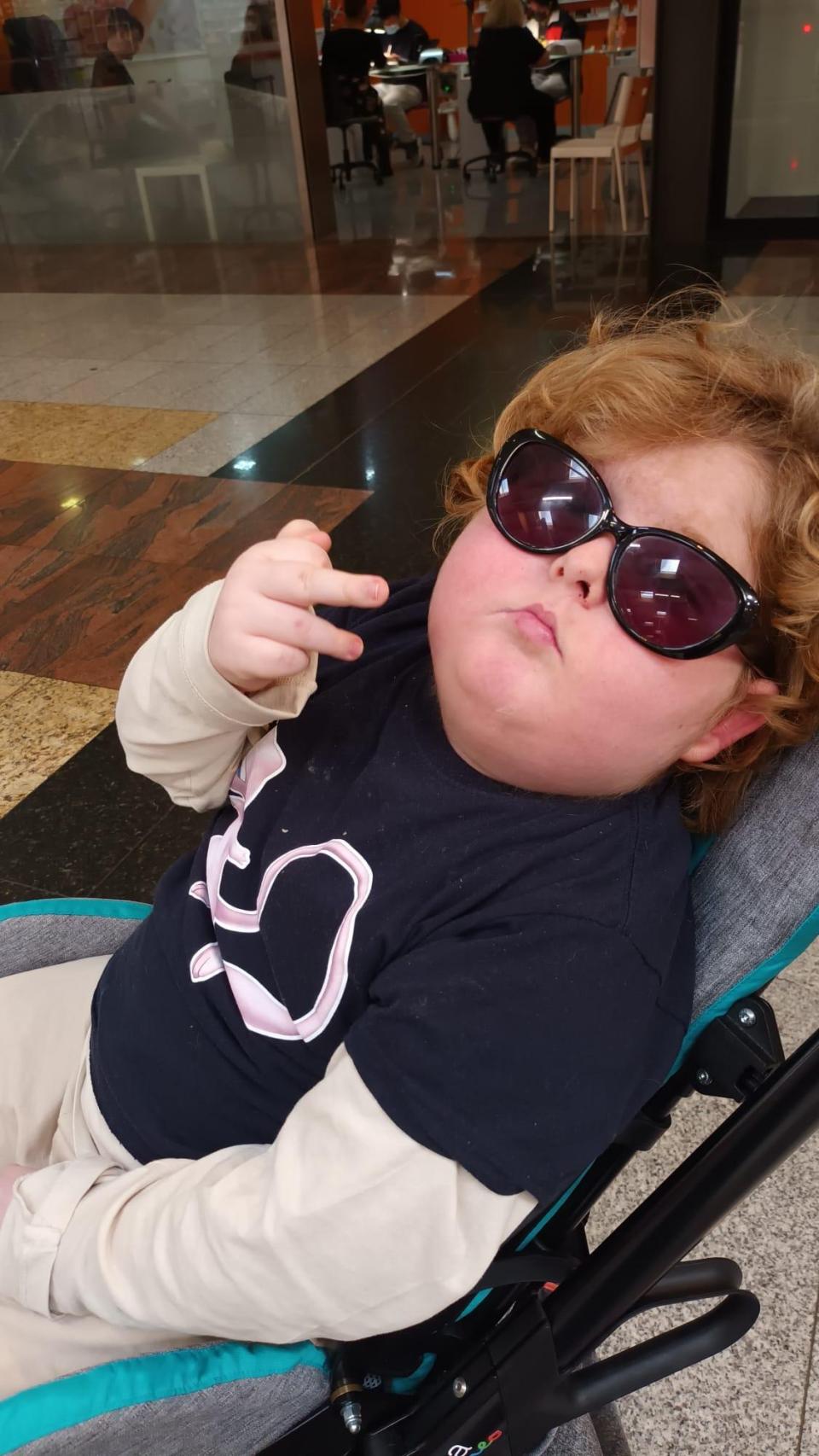 El pequeño Martín, con unas gafas de sol, posando para una foto.