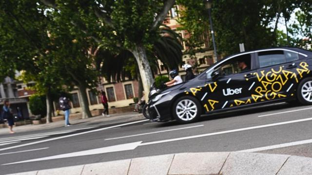 Un VTC circulando por el centro de Zaragoza