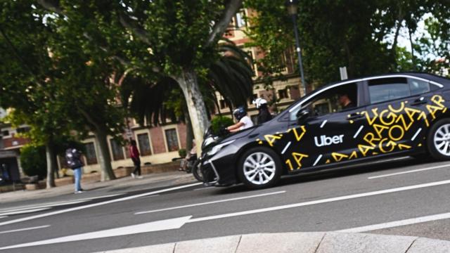 Un VTC circulando por el centro de Zaragoza