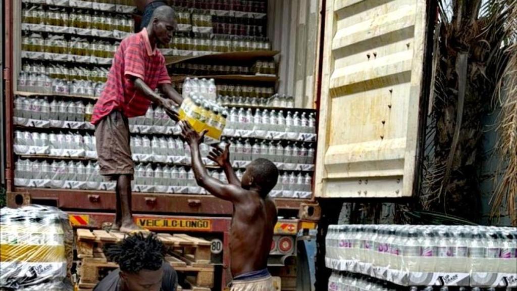 Camión de PMF Distribution en África