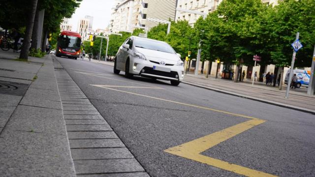 Un taxi a su paso por paseo de la Independencia en Zaragoza