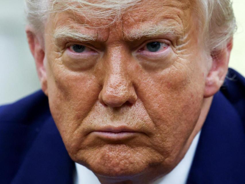 El presidente de Estados Unidos, Donald Trump, observa mientras se reúne con el presidente de Sudáfrica, Cyril Ramaphosa, en el Despacho Oval de la Casa Blanca en Washington D. C., Estados Unidos, el 21 de mayo de 2025.