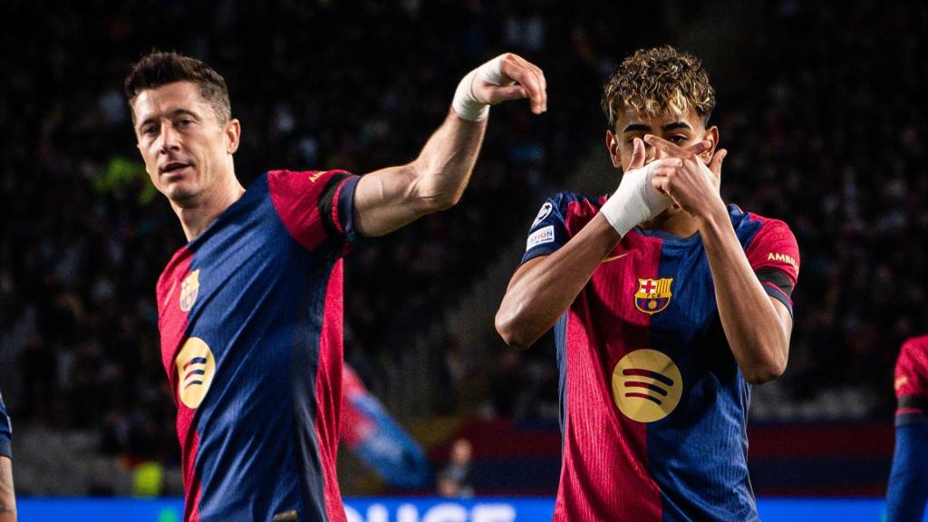 Lewandowski celebra un gol de Lamine Yamal junto a él