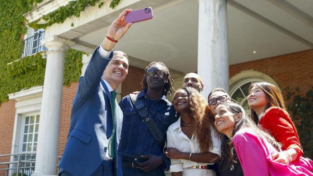 El presidente del Gobierno, Pedro Sánchez, conmemora el Día de la Diversidad Cultural con un encuentro con creadores este miércoles en Moncloa.
