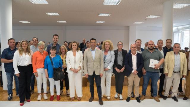 El presidente de la Deputación, Luis López, con representantes del movimiento vecinal de Vigo