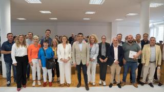 El presidente de la Deputación, Luis López, con representantes del movimiento vecinal de Vigo