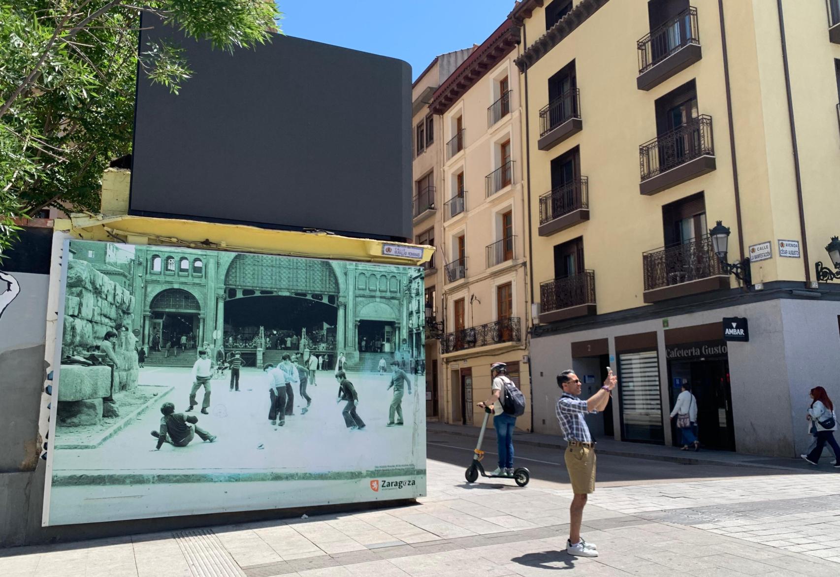 La pantalla, junto al Mercado Central.