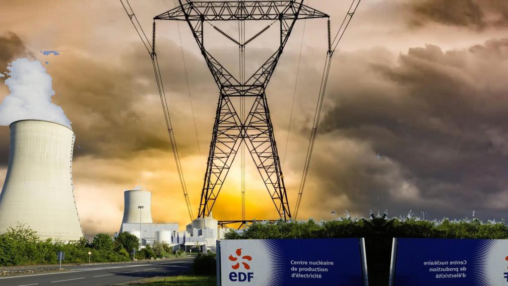 Fotomontaje de una central nuclear francesa con el fondo de una red eléctrica de alta tensión