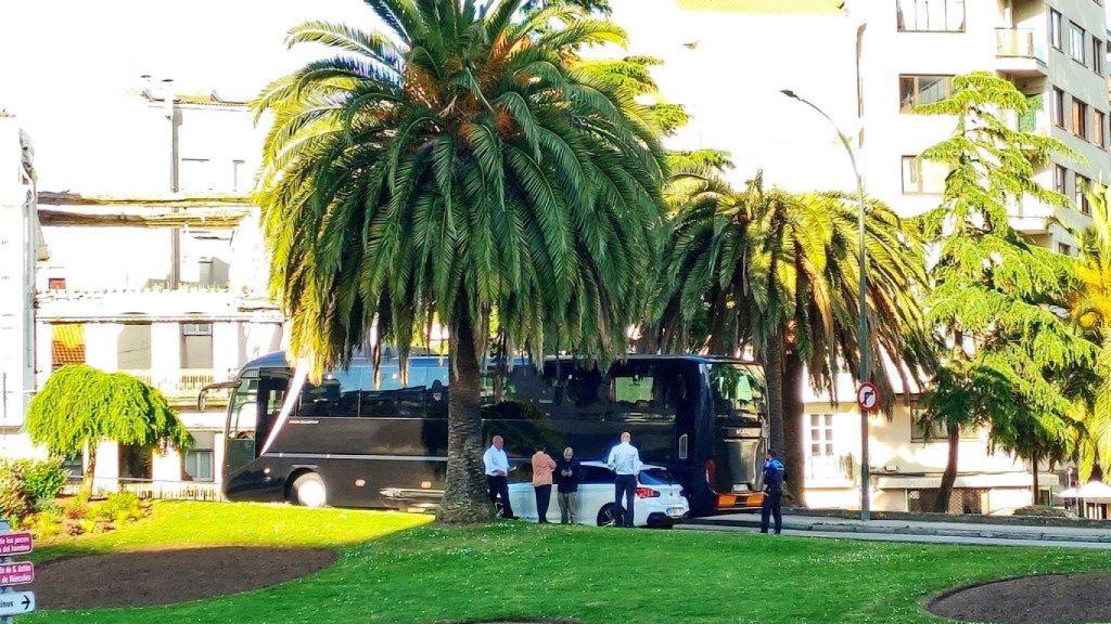 Retenciones en A Coruña por un accidente entre un autobús y un coche