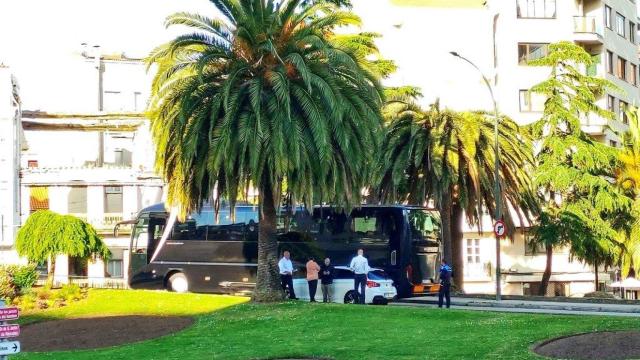 Retenciones en A Coruña por un accidente entre un autobús y un coche