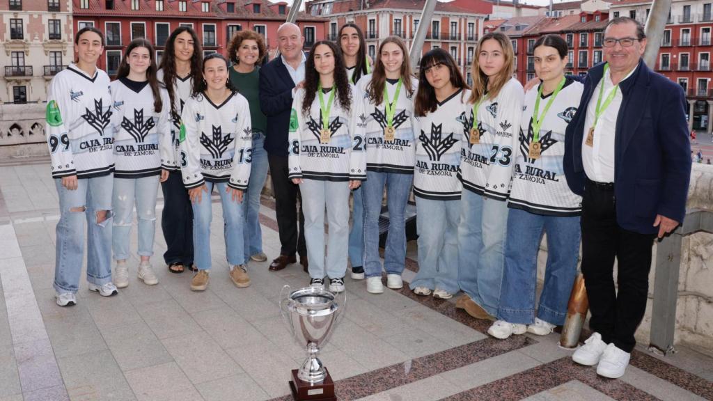 El alcalde de Valladolid, Jesús Julio Carnero, recibe en el Ayuntamiento al CPLV Munia Panteras