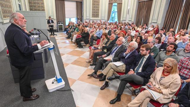 Jaime Mayor Oreja participa en el acto de presentación de la Fundación Neos en Burgos