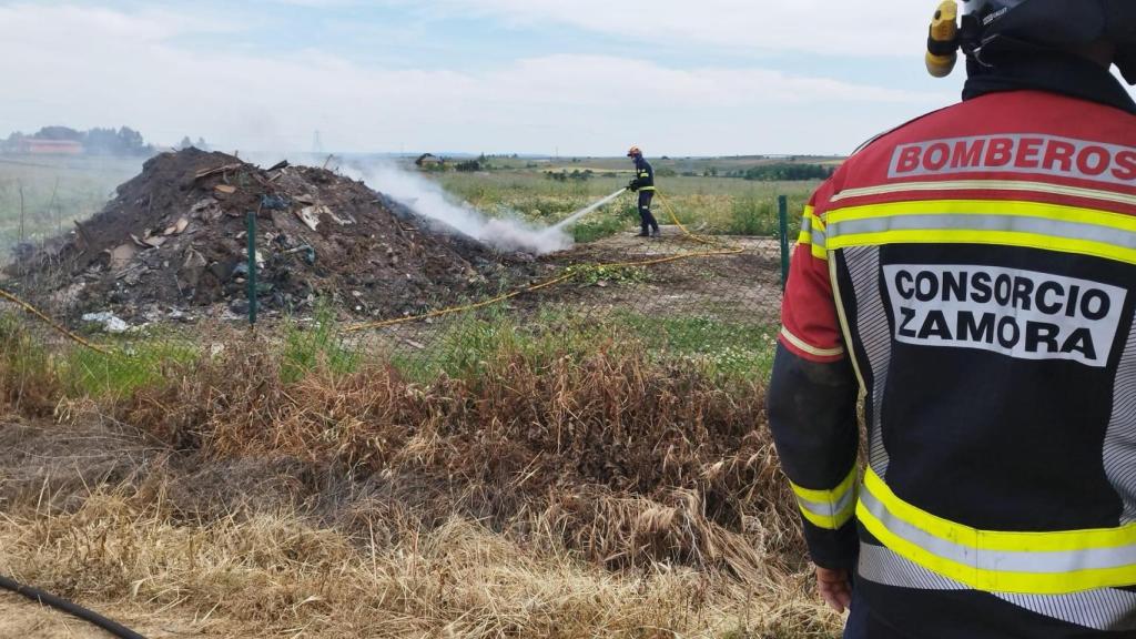 Los Bomberos sofocando las llamas de un basurero no autorizado