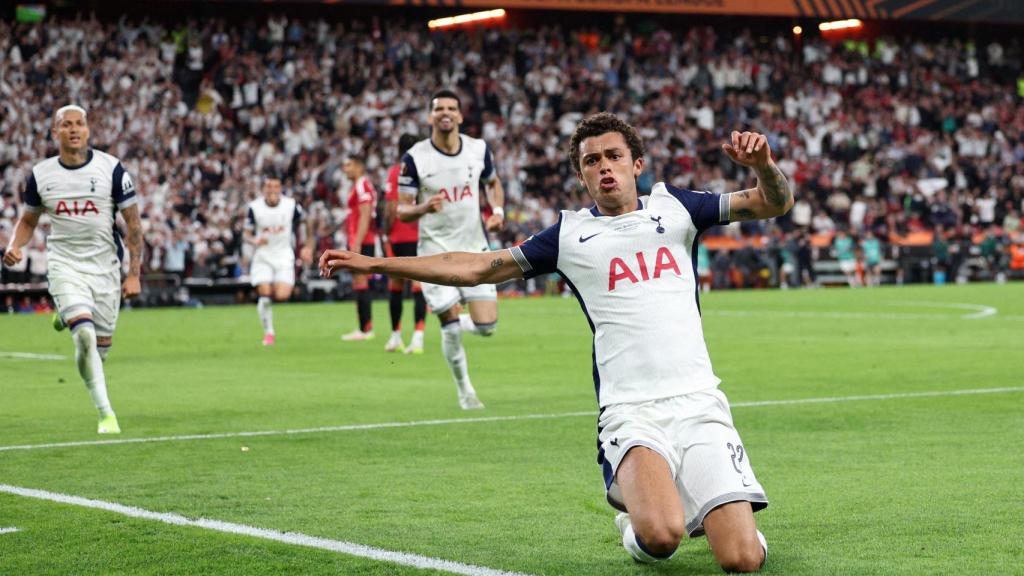 Brennan Johnson celebra su gol contra el Manchester United.