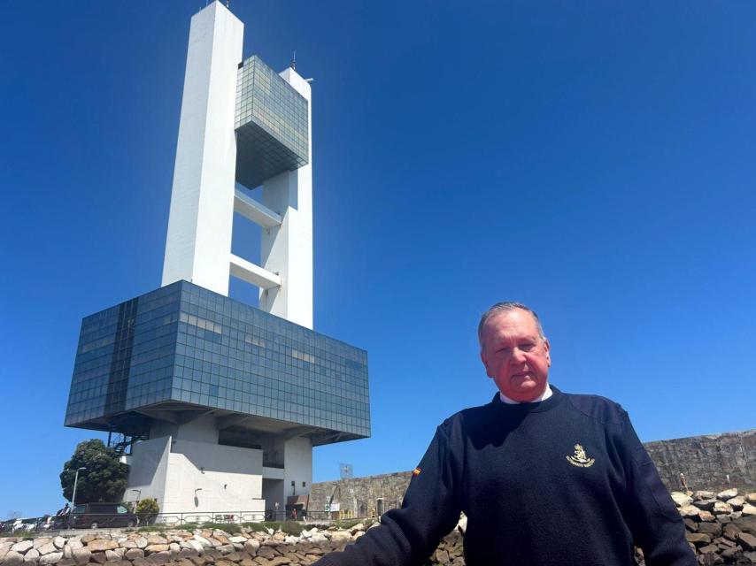 Roberto Pereira con la H de fondo.