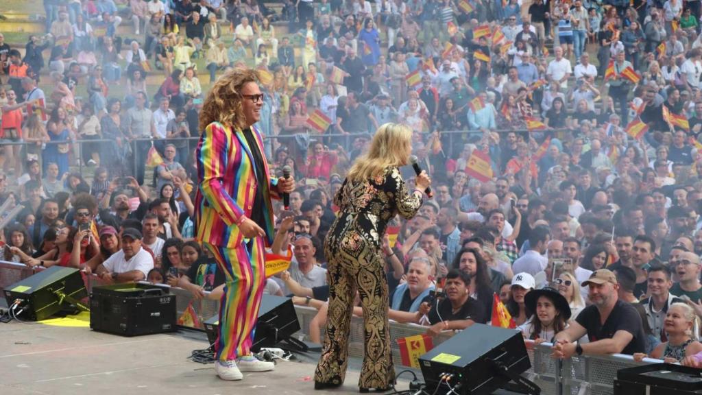 El periodista Quique Jiménez 'Torito' y María Jesús y su acordeón el sábado en Benidorm.