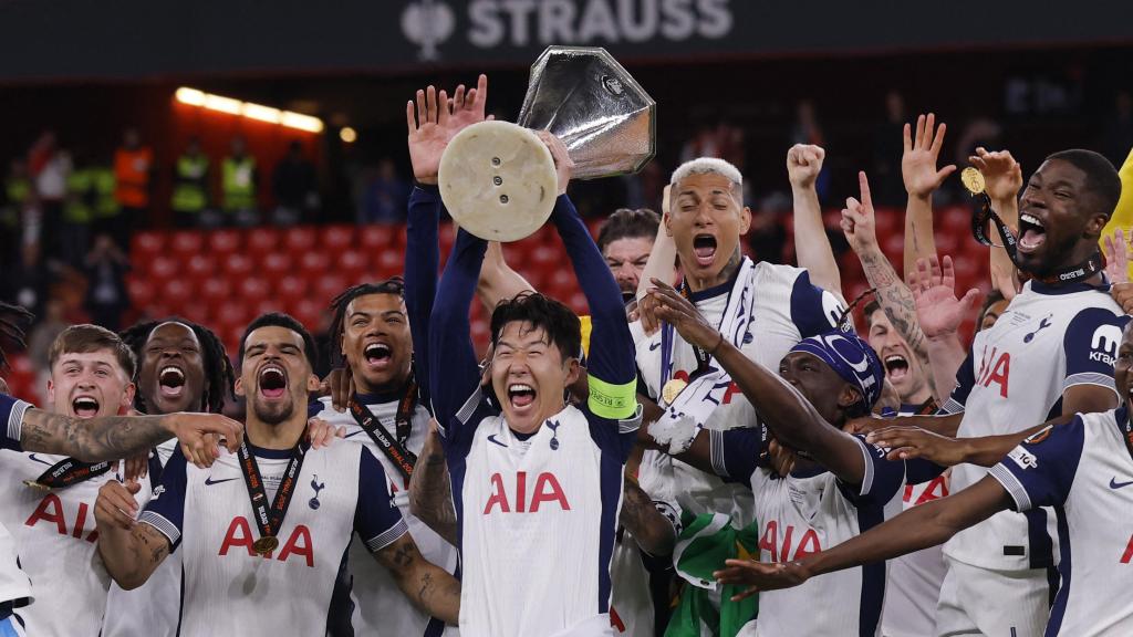 Son Heung-Min levanta el título de la Europa League para el Tottenham.