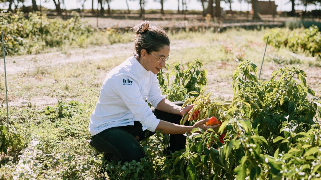 La chef Sara Ferreres en el huerto en ecológico con el que cuenta el proyecto.