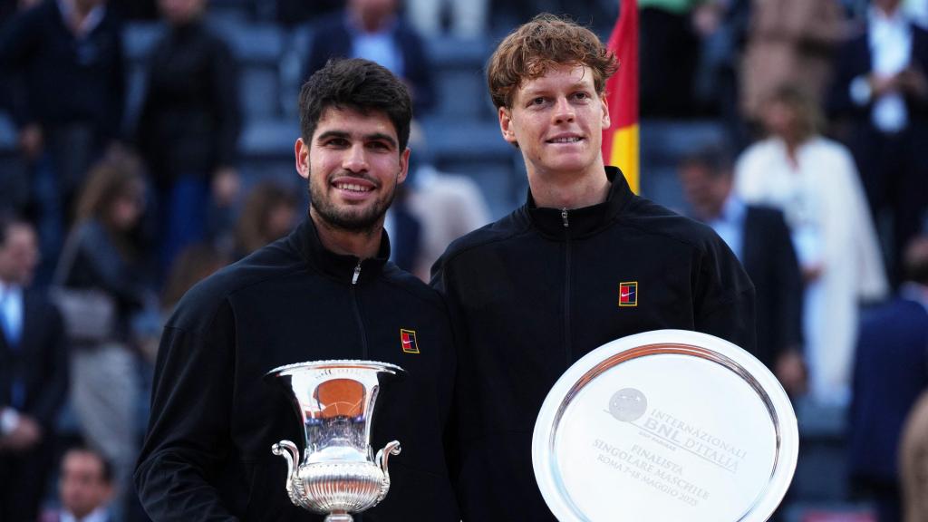 Carlos Alcaraz y Jannik Sinner, en la ceremonia de trofeos del Masters 1.000 de Roma
