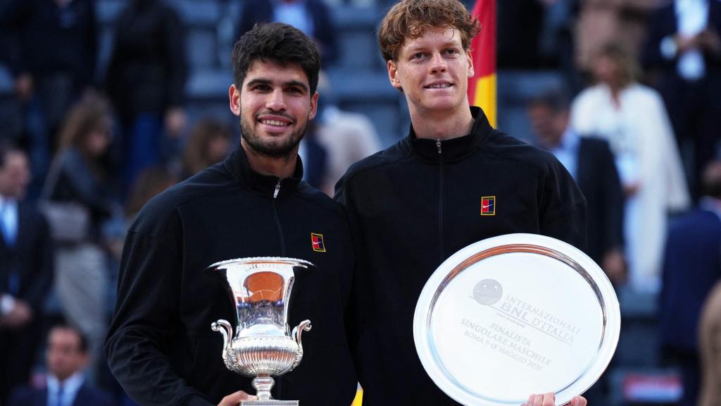 Carlos Alcaraz y Jannik Sinner, en la ceremonia de trofeos del Masters 1.000 de Roma