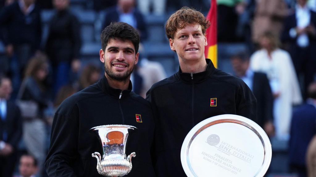 Carlos Alcaraz y Jannik Sinner, en la ceremonia de trofeos del Masters 1.000 de Roma