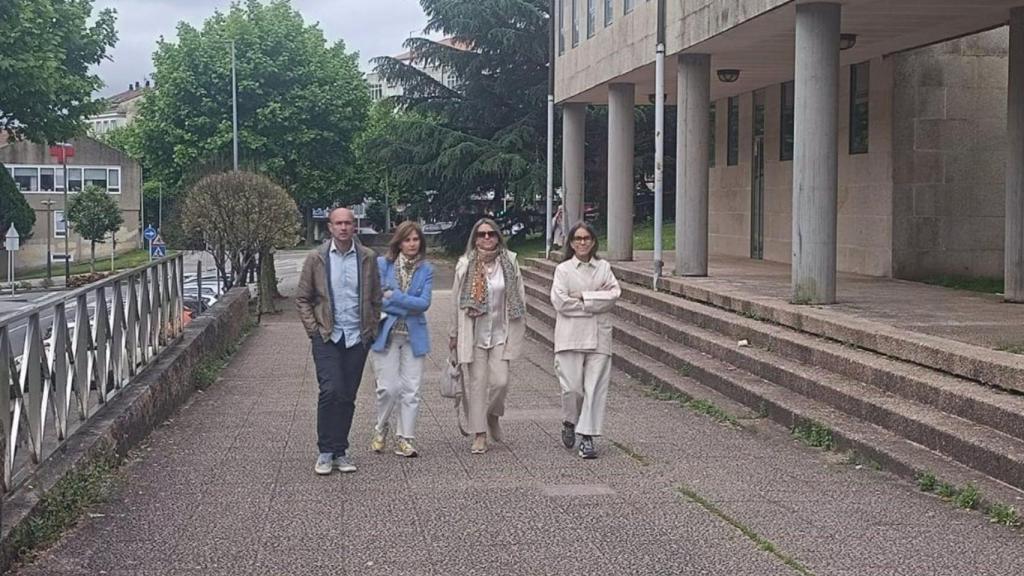 La edil expulsada del PSOE de Santiago, Mila Castro, a su llegada a los juzgados de Fontiñas.