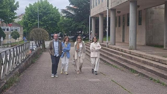 La edil expulsada del PSOE de Santiago, Mila Castro, a su llegada a los juzgados de Fontiñas.