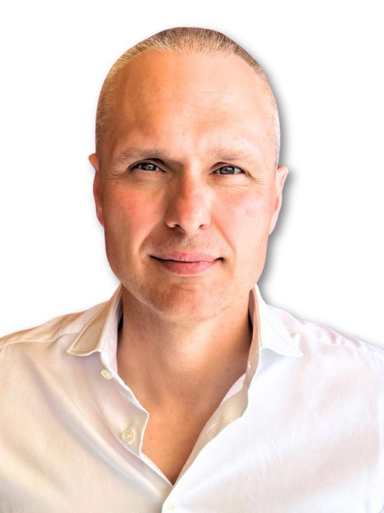 Antonio Lewis es coautor de Yo no soy tu cuñao.