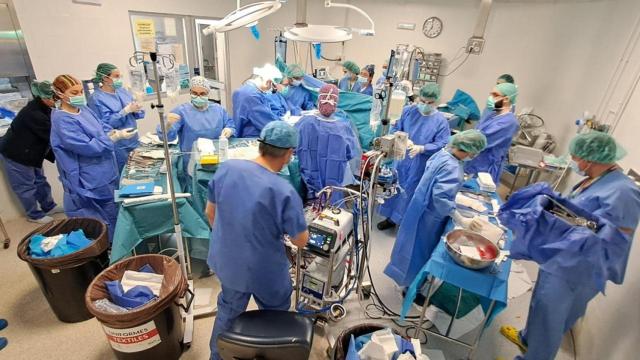 Especialistas del Virgen Macarena en el quirófano.