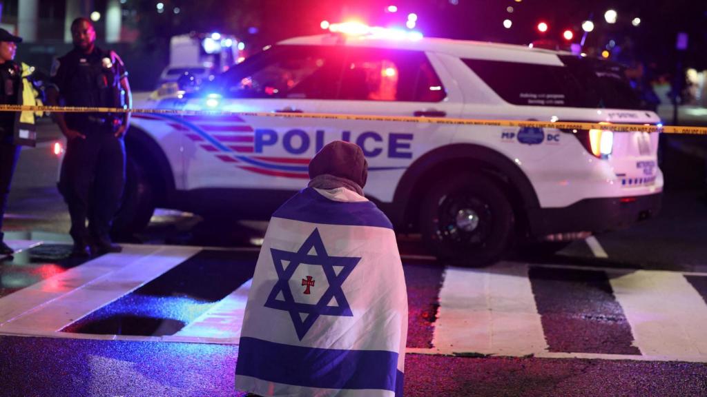 La Policía acordona la zona donde los empleados de la Embajada de Israel en Washington han sido tiroteados.