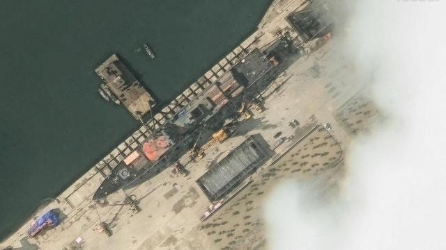 Imagen satelital que muestra al destructor antes de ser botado.