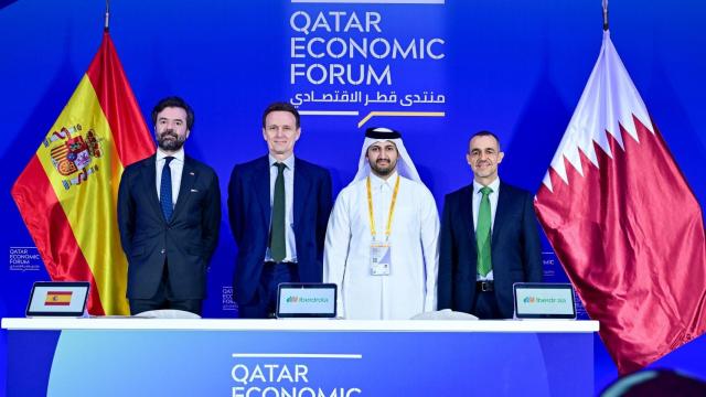Responsables de Iberdrola con el jeque Ali Alwaleed Al-Thani, CEO de Invest Qatar, en el lanzamiento de la empresa para comercializar soluciones digitales impulsadas por la IA, East-West Digital