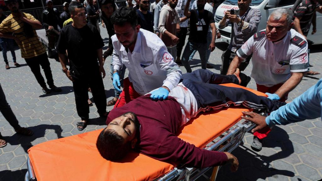 Un palestino herido es trasladado al hospital de los Mártires de Al-Aqsa en Deir al-Balah, en el centro de Gaza.