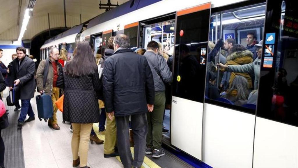 Personas entrando a un vagón de Metro de Madrid.