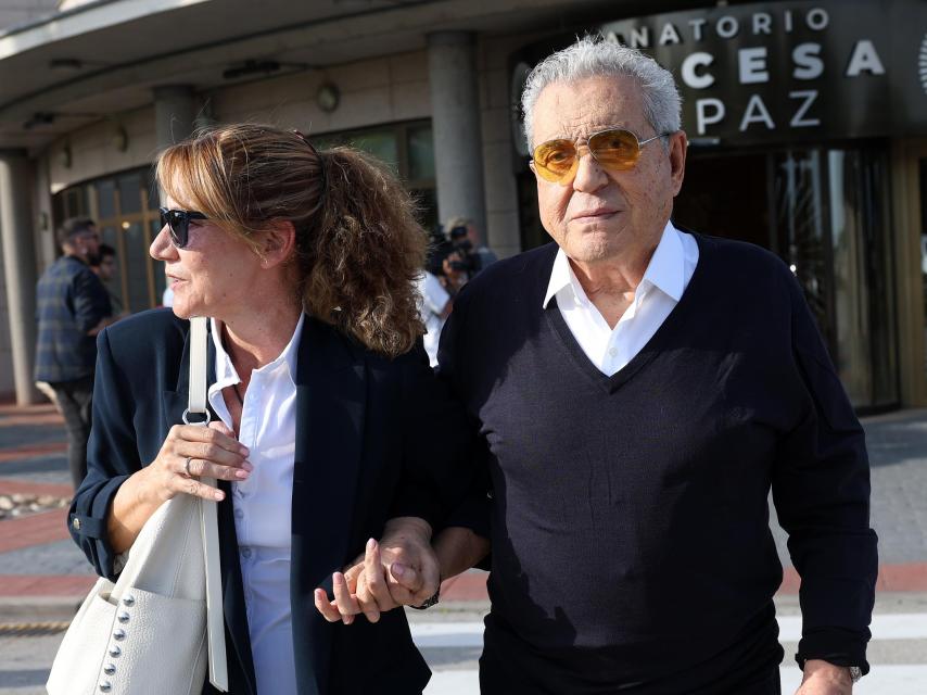 Andrés Pajares, junto a su mujer, saliendo del tanatorio, este pasado miércoles, día 21.