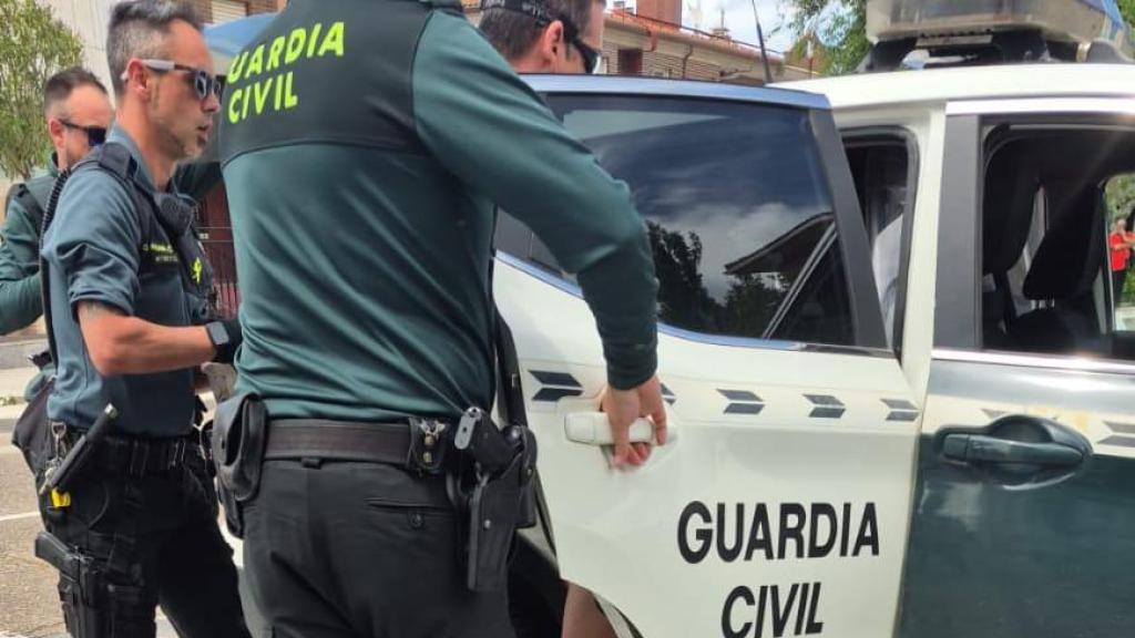Imagen de la Guardia Civil procediendo a la detención de la presunta autora de los hechos.