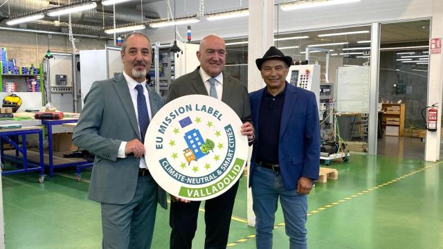 El alcalde de Valladolid, Jesús Julio Carnero, en la reunión de la Mesa de la Automoción celebrada en la empresa Potencia y Control