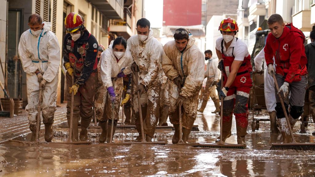 Varias personas realizan labores de limpieza en Paiporta, Valencia, el pasado 17 de noviembre.