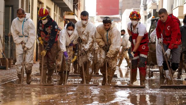 Varias personas realizan labores de limpieza en Paiporta, Valencia, el pasado 17 de noviembre.